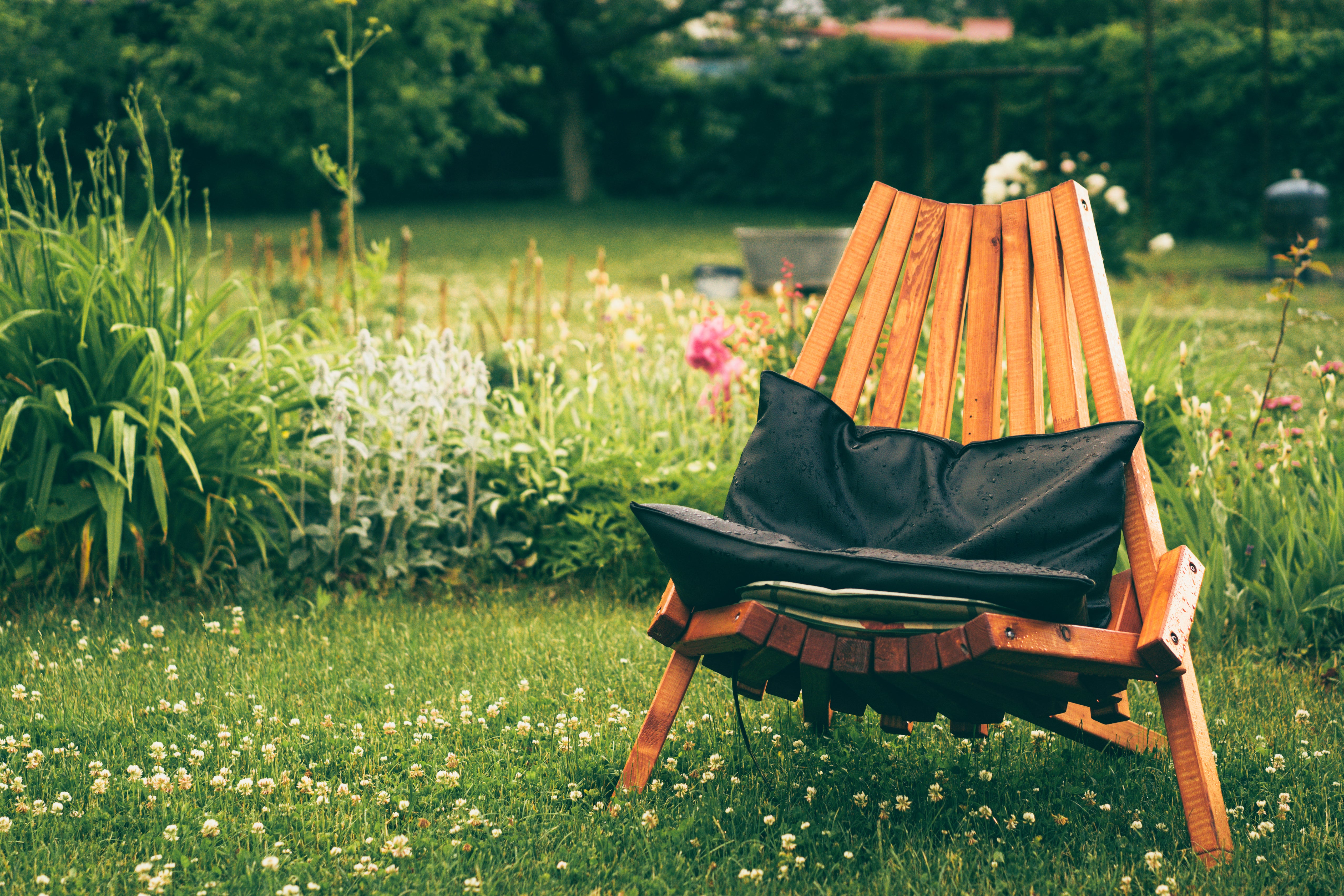 Gemütliche Gärten: Die perfekte Möbelauswahl von Rattan bis Iroko