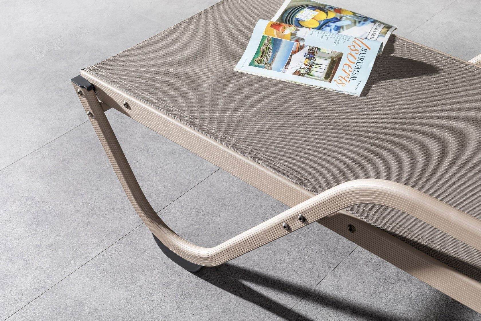 Gowoll Gala mit Armlehne Gartenliege mit Rollen Klappbar Wetterfest