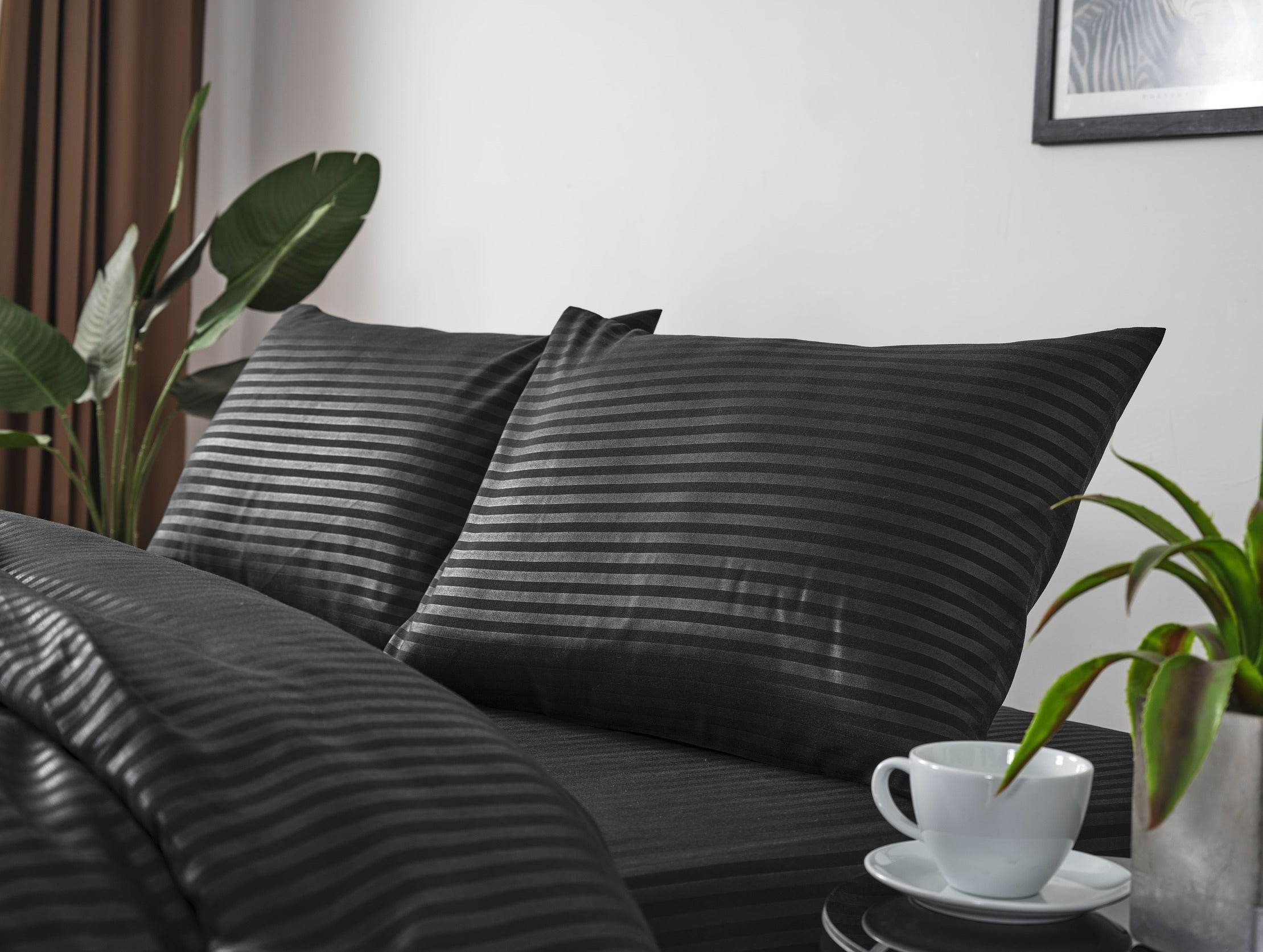 Gowoll Bettwäsche Set 200x220 Schwarz | 4-teiliges Micro Saten Set mit Spannbettlaken