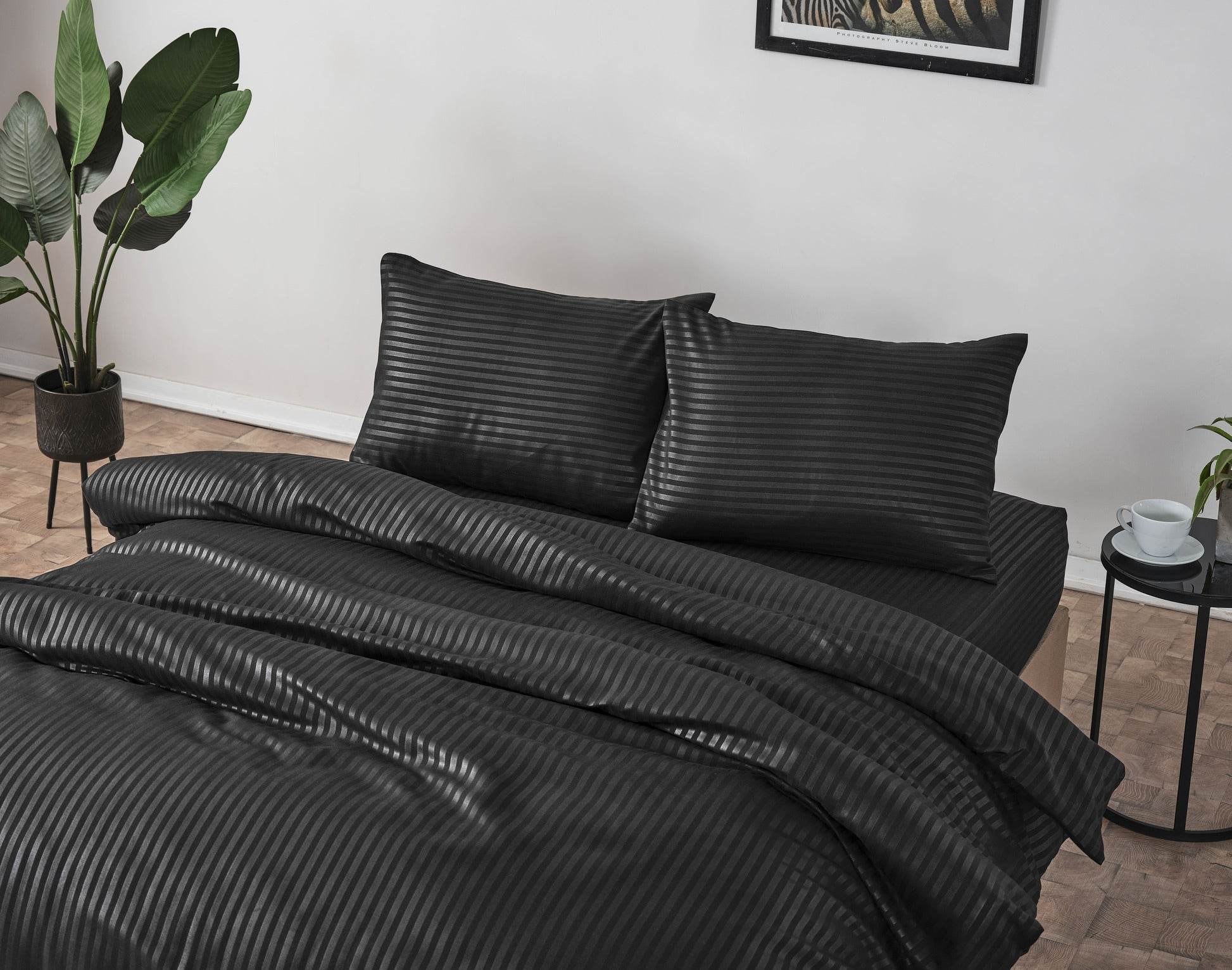 Gowoll Bettwäsche Set 200x220 Schwarz | 4-teiliges Micro Saten Set mit Spannbettlaken