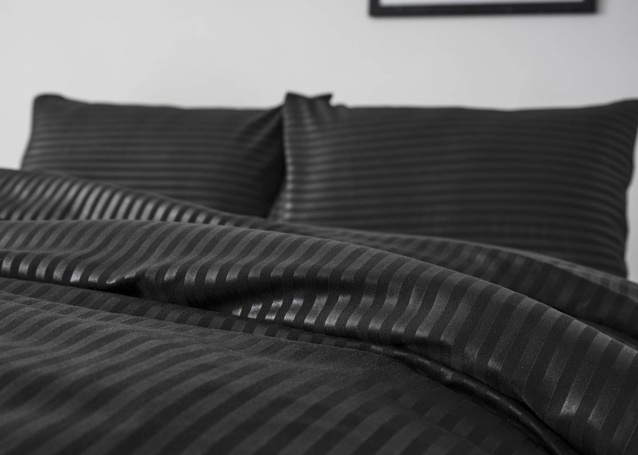 Gowoll Bettwäsche Set 200x220 Schwarz | 4-teiliges Micro Saten Set mit Spannbettlaken