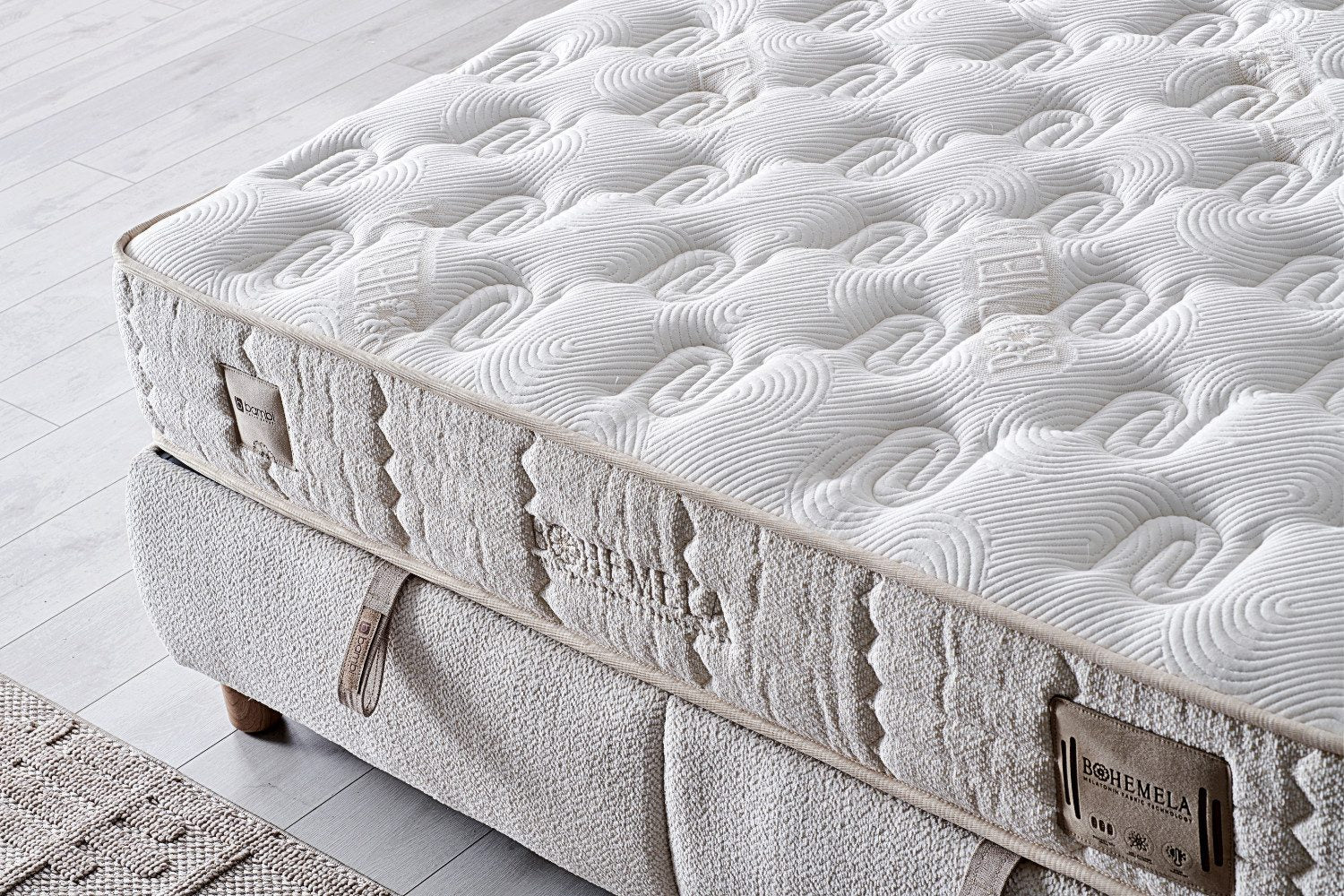 Bambi Bohemela Boxspringbett frontal im Schlafzimmer inszeniert