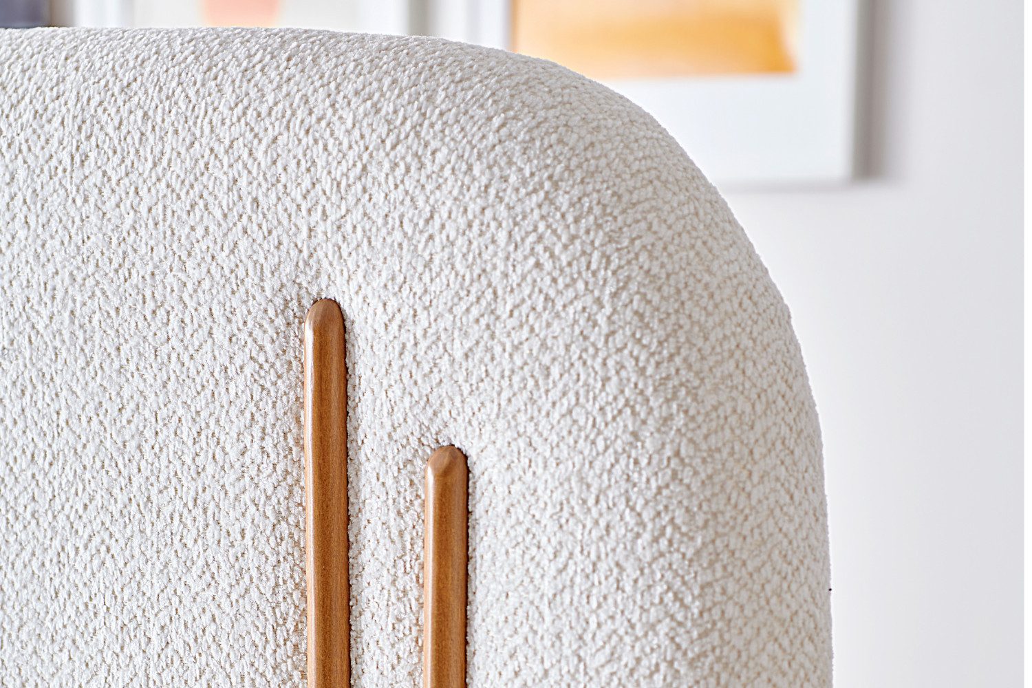 Bambi Bohemela Boxspringbett mit geöffnetem Bettkasten im Raum