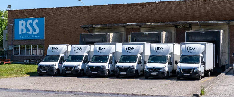 Eigene Lieferfahrzeuge vor dem Lager