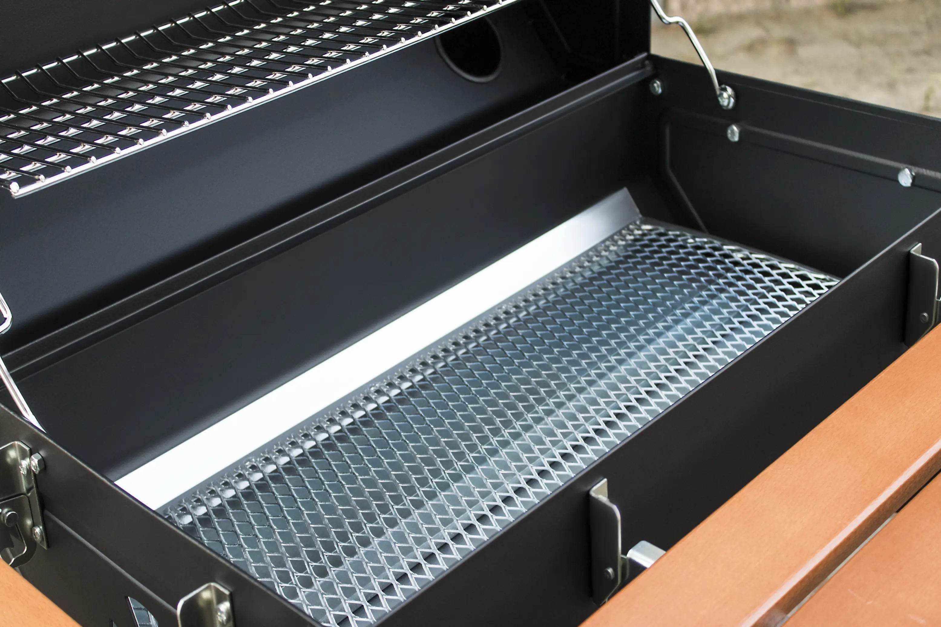 XXL Holzkohlegrill mit Deckel & Temperaturanzeige | Guruss CG075 Grillwagen