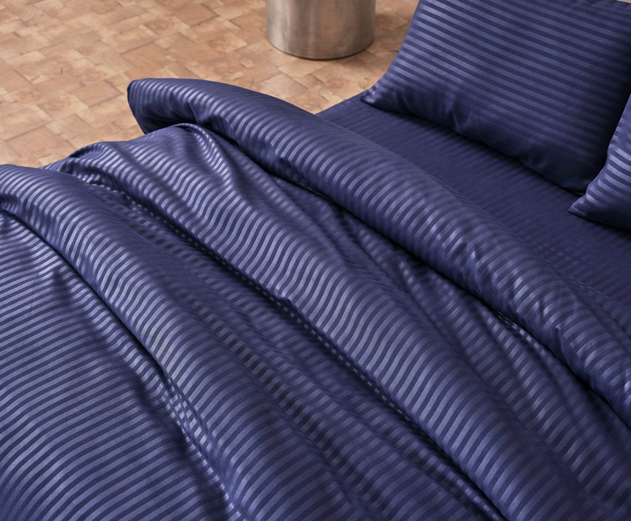 Gowoll Bettwäsche Set 200x220 Dunkelblau | 4-teiliges Mikrosatin Set mit Spannbettlaken