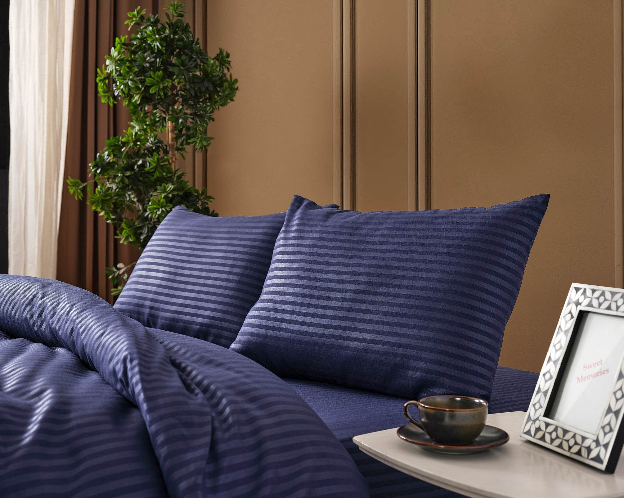 Gowoll Bettwäsche Set 200x220 Dunkelblau | 4-teiliges Mikrosatin Set mit Spannbettlaken