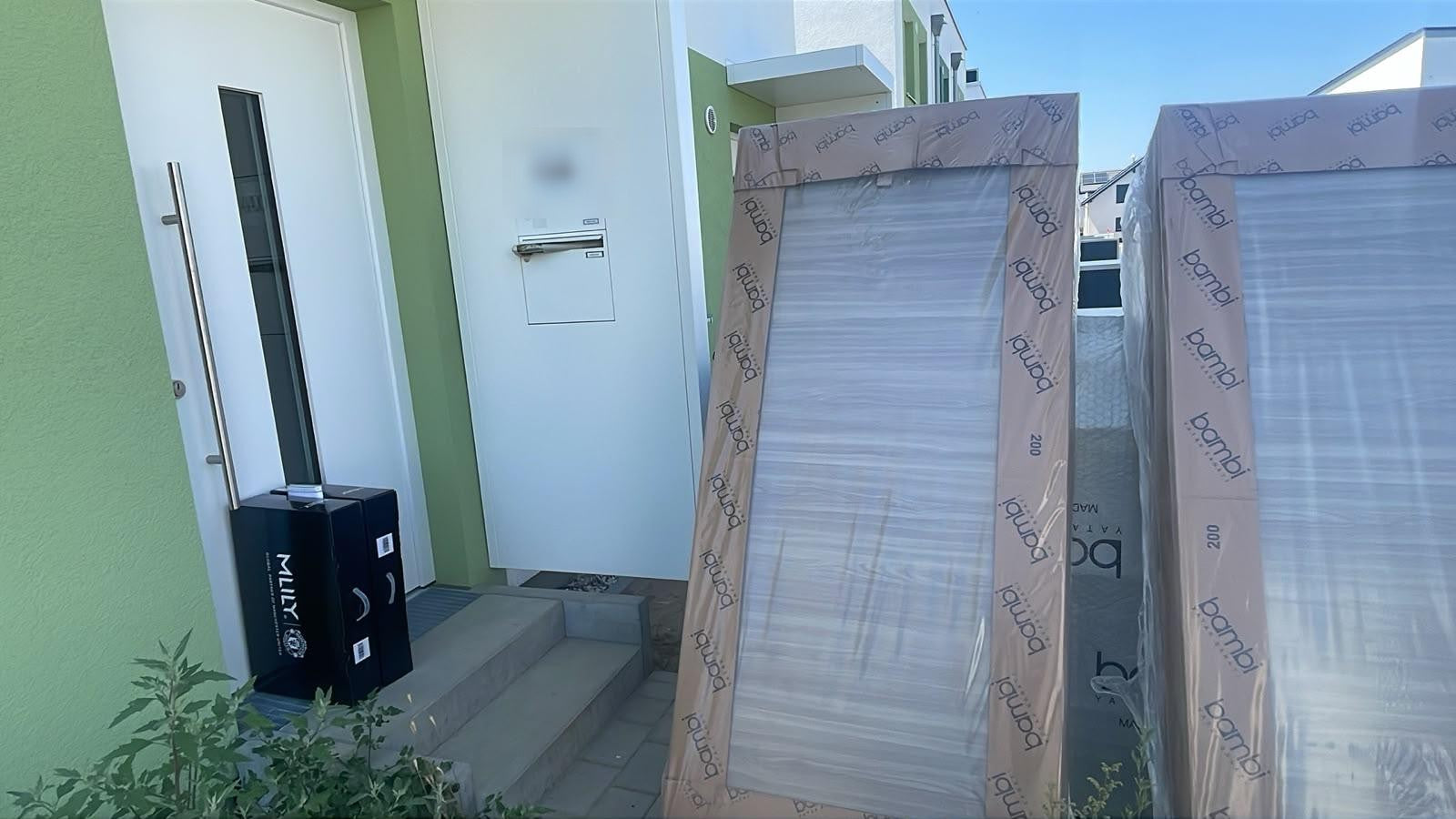 Boxspringbett-Set und Matratzen vor der Haustür des Kunden